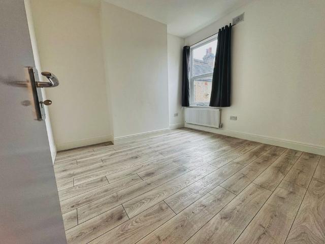 Apartment for rent in Furzedown, Greater London