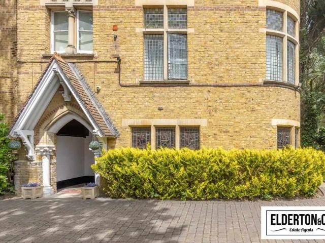 Flat for sale in NW3, London