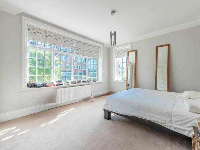 Flat for sale in NW3, London