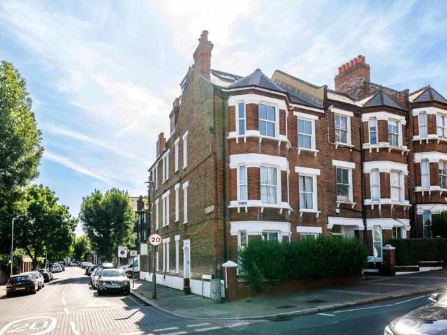 Flat for sale in SW11, London