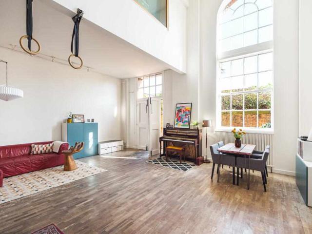 Flat for sale in E14, London