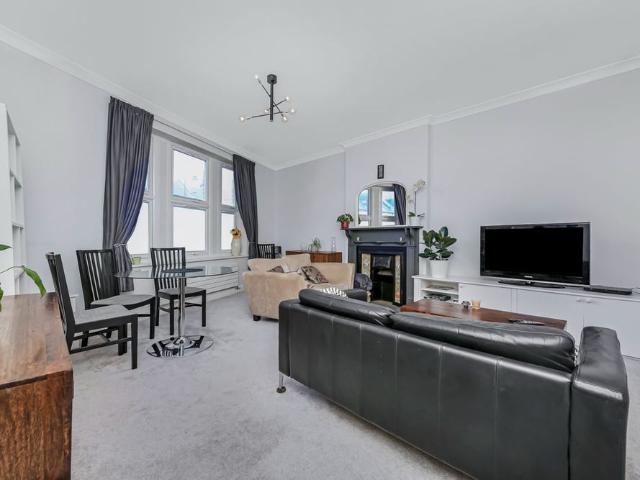 Apartment for rent in Furzedown, Greater London