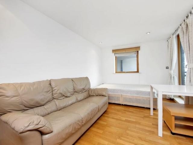 Apartment for rent in Poplar Grove, Greater London