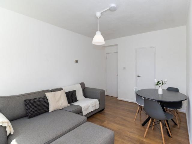 Apartment for rent in North Kensington, Greater London