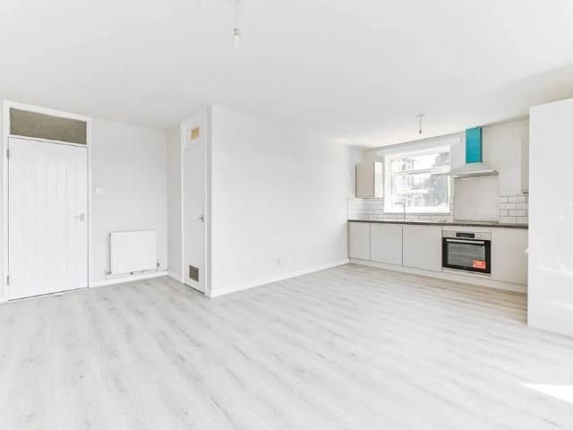 Apartment for rent in London Borough of Croydon, Waddon
