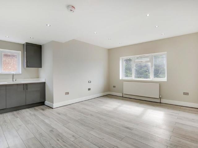 Apartment for rent in London Borough of Ealing, Park Royal