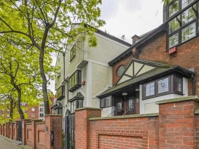 Flat for sale in E14, London