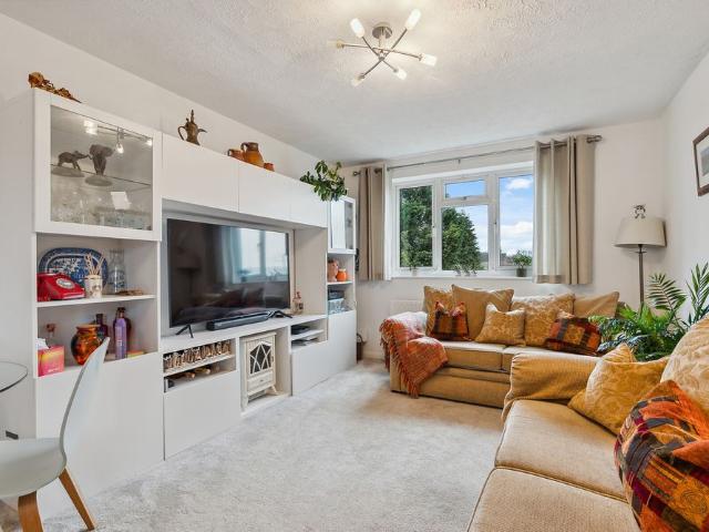 Apartment for rent in Lower Halliford, Surrey