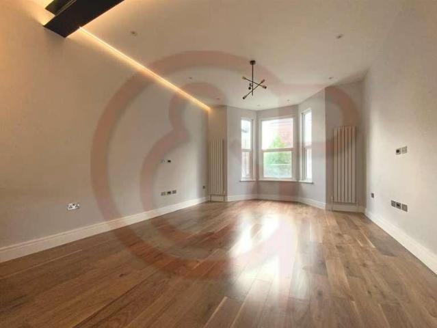 Apartment for rent in London Borough of Ealing, Park Royal