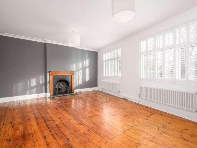 Apartment for rent in Blackhills, Surrey