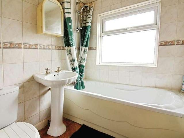 House for sale in Halton Moor, Leeds