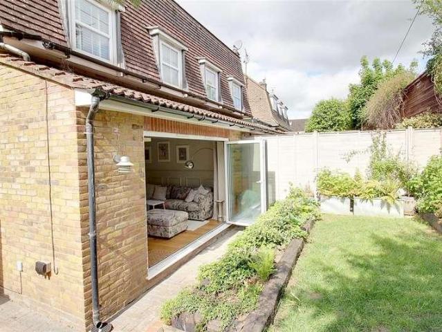 House for sale in Hall Park, Pouchen End