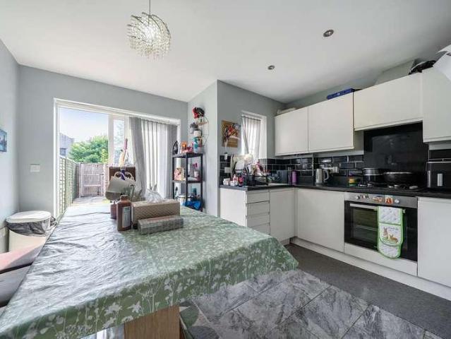 House for sale in Kingswood
