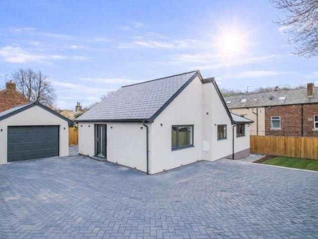 House for sale in Newmillerdam, West Yorkshire