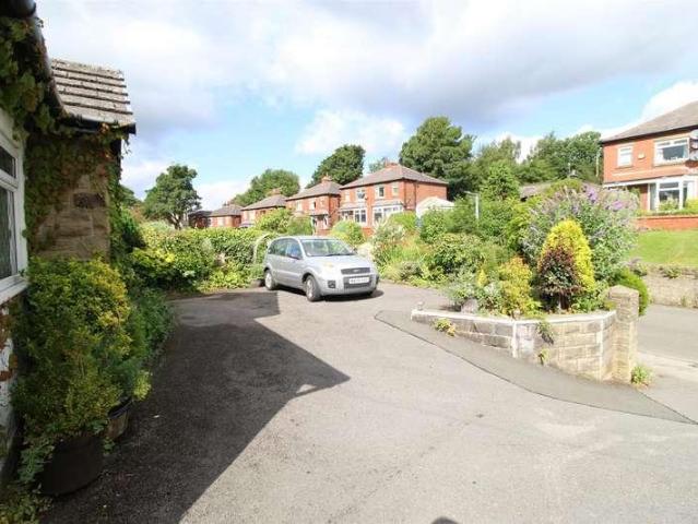 House for sale in Old Glossop, Charlesworth