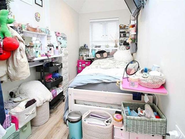 House for sale in The Image, Pouchen End