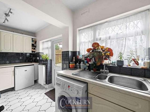 House for sale in Grove Park Estate, Greater London