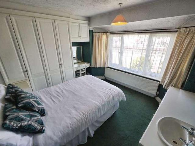 House for sale in Pilgrims' Hatch, Navestock Side