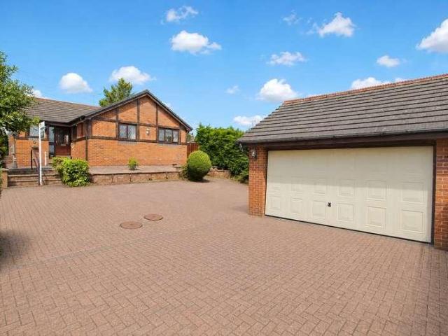House for sale in Hurstead, Burnedge