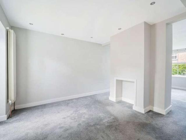 House for sale in Woodhatch, Red Hill