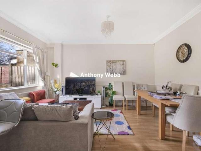 House for sale in Winchmore Hill, Palmers Green