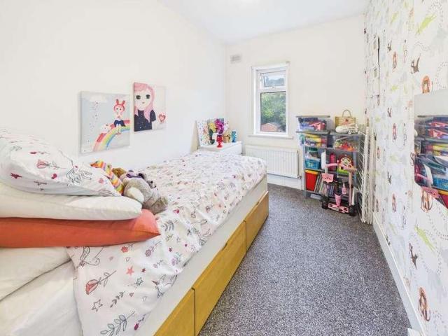House for sale in Caterham on the Hill, Hillview