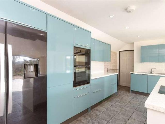 House for sale in Nutfield, Hillview