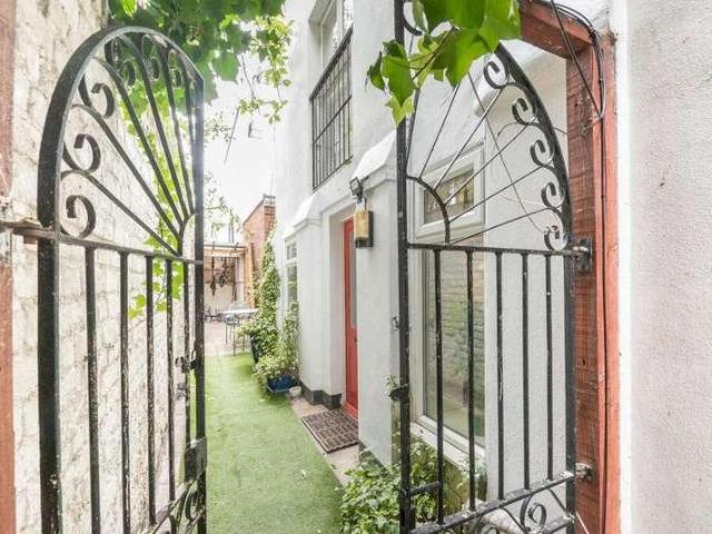 House for sale in Kilburn, Greater London