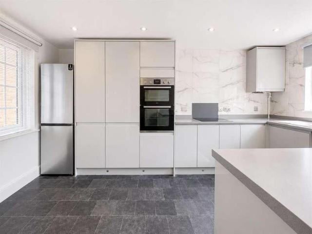 House for sale in Chipping Hill, Essex