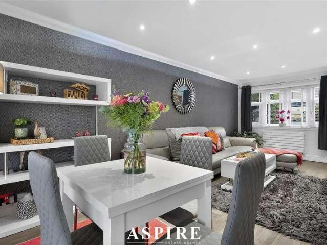 House for sale in Lee Chapel, Essex