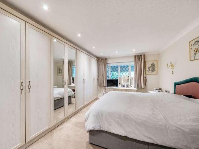 House for sale in Little Stanmore, Greater London