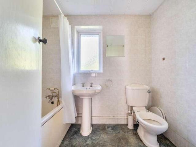 House for sale in Queens Park, Bedford