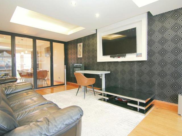 House for sale in Farsley, West Yorkshire