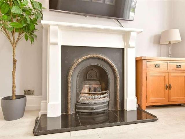 House for sale in Sutton-at-Hone and Hawley, Monks Orchard