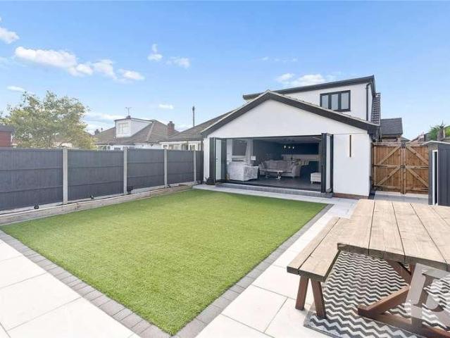 House for sale in Rainham, Greater London