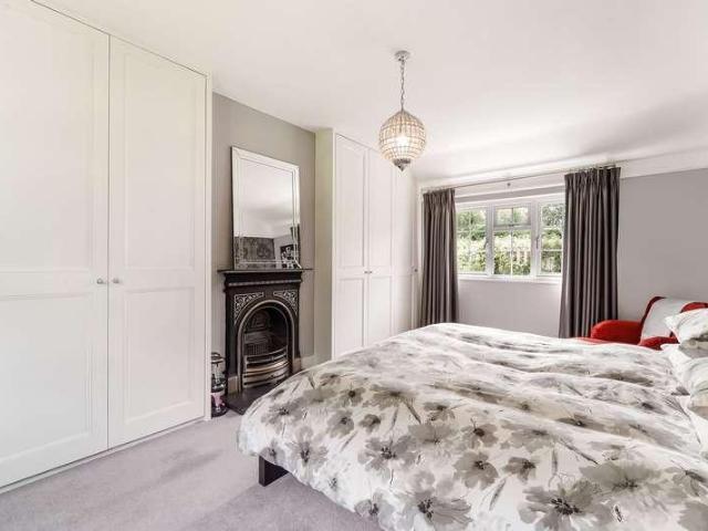 House for sale in Thames Ditton, Hinchley Wood
