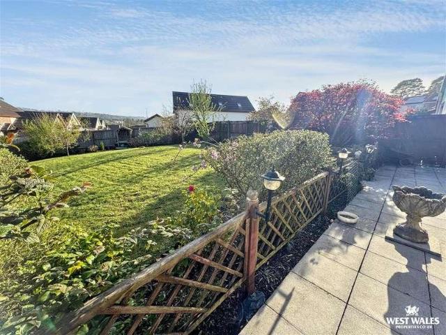 House for sale in Gorslas, Cwm-mawr