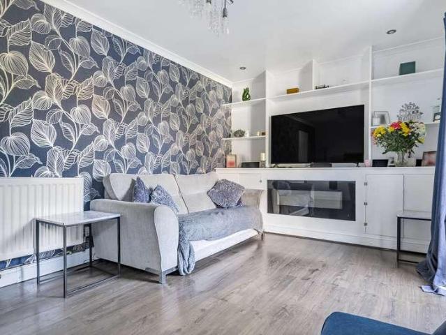 House for sale in Kingswood