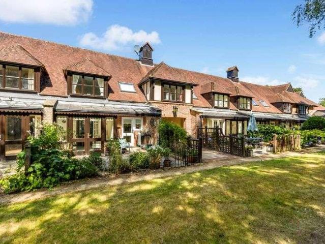 House for sale in Heol-las, Surrey