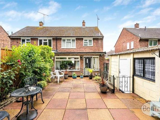 House for sale in Heol-las, Surrey