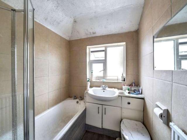 House for sale in Feltham, Hanworth