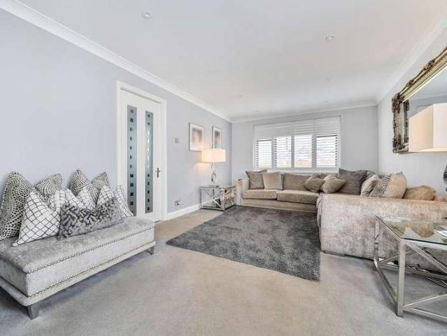 House for sale in Moneyhill, Batchworth