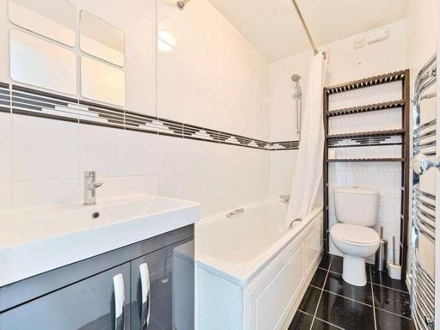 House for sale in Teddington, Hampton Hill