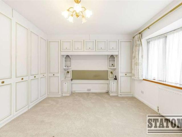 House for sale in Whetstone, Oakleigh Park