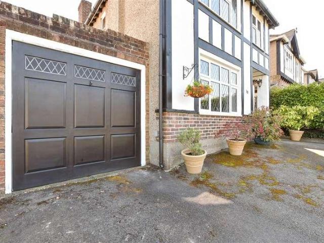 House for sale in Hillview, Surrey