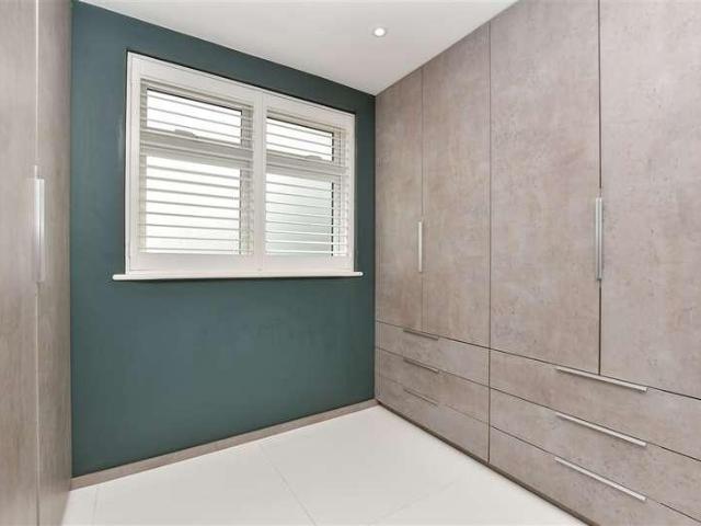 House for sale in Rosehill, Greater London