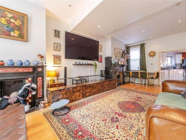 House for sale in Woodloes Park, Green Close