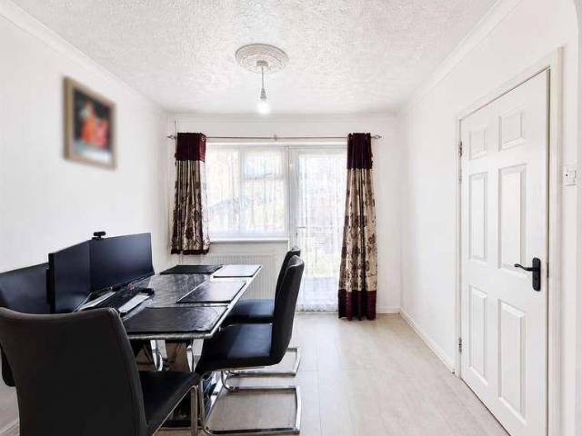 House for sale in Bennetts End, Pouchen End