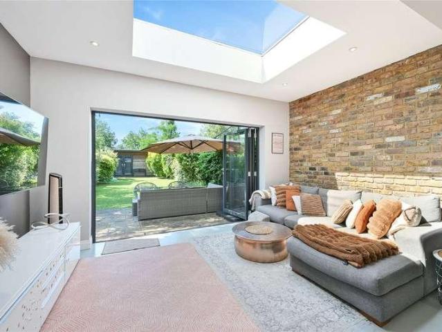 House for sale in Tolworth, Greater London
