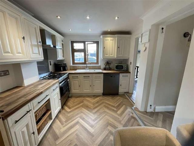 House for sale in Pilgrims' Hatch, Brentwood